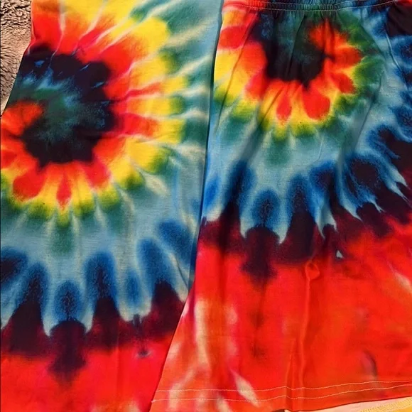 NWOT Women’s Two Piece Shorts and Short Sleeve Shirt Tie Dye Set - Picture 7 of 8